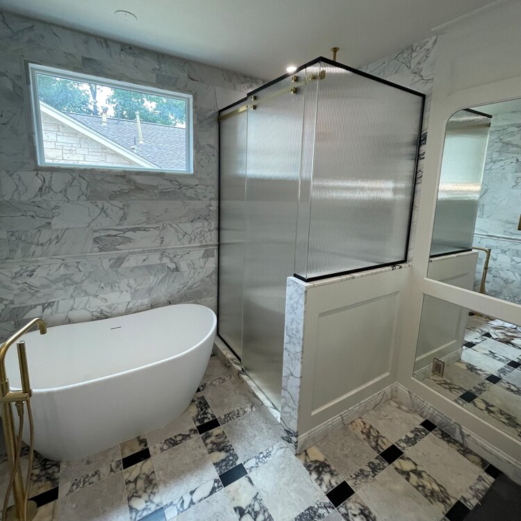 Reeded patterned glass shower enclosure with slim metal hardware